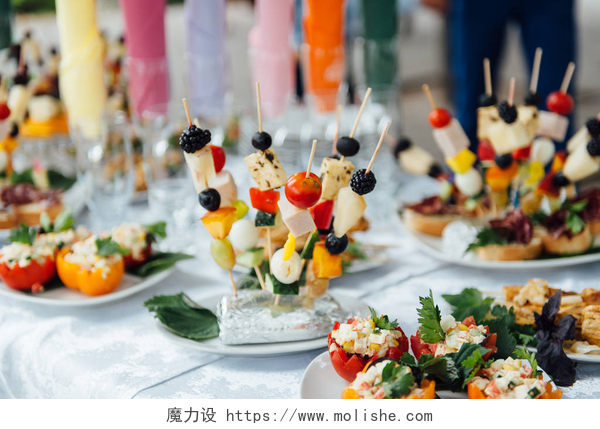陈列着不同美味佳肴宴会上客人桌上有零食的饮食服务背景